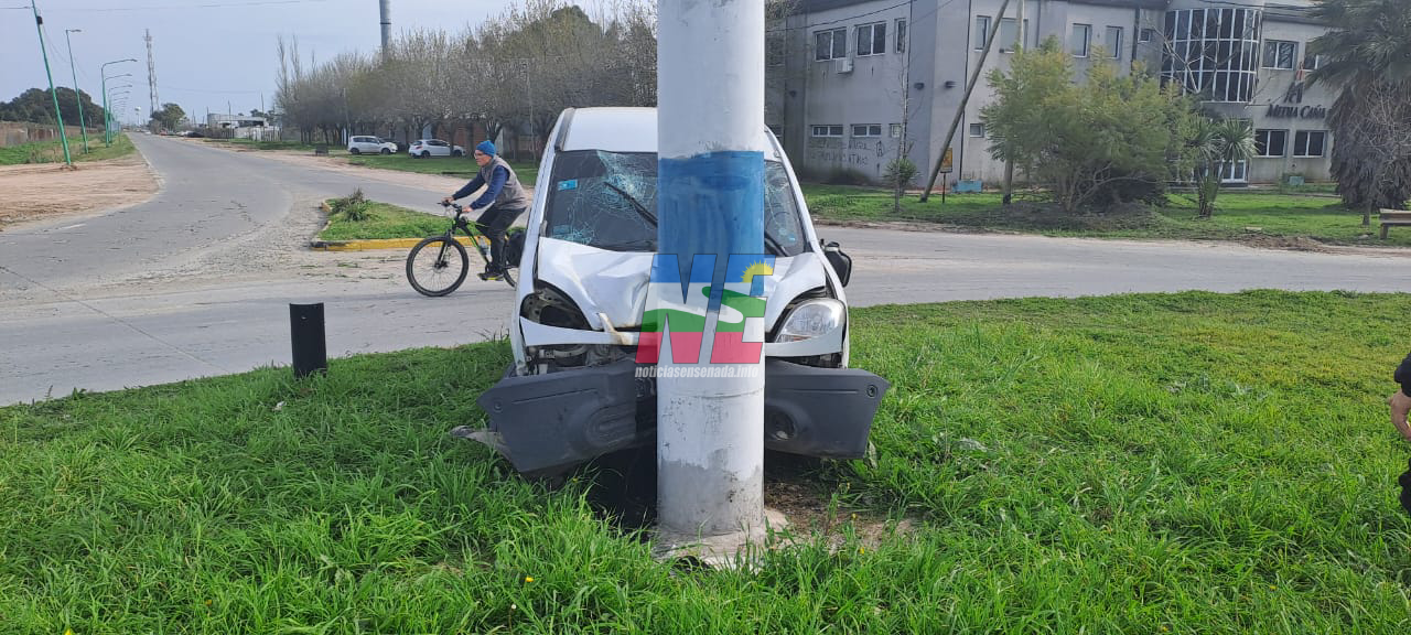 Accidente en Ensenada: una camioneta chocó en la rotonda del Vergara